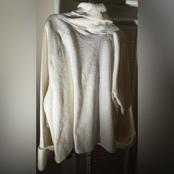 Stylus Soft Fluffy Turtle Neck Cuffed Sleeve Sweater-Size 3X - Picture 5 of 9